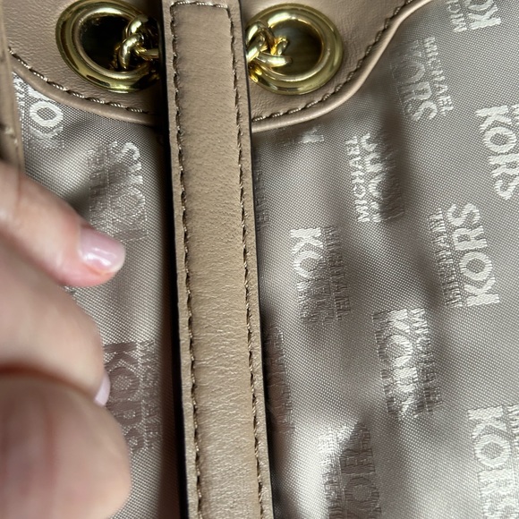 Michael Kors Quilted Leather Sloan Handbag. - Picture 4 of 12